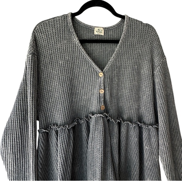 NWOT | GRAY LONG SLEEVE WAFFLE KNIT BABYDOLL TOP BUTTON FRONT V-NECK | SMALL - Picture 2 of 10